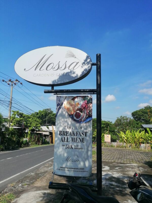 Mossa Garden & Eatery : All food IDR 50k and 10k for 1coup of black coffee or tea.